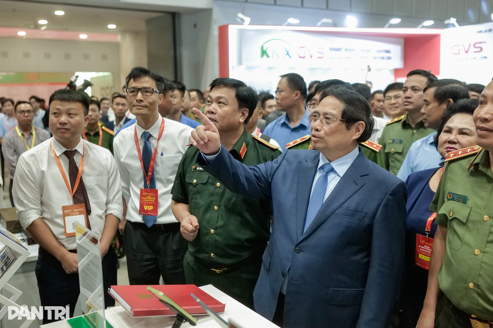 Thủ tướng Phạm Minh Chính tham quan các gian hàng tại triển lãm.