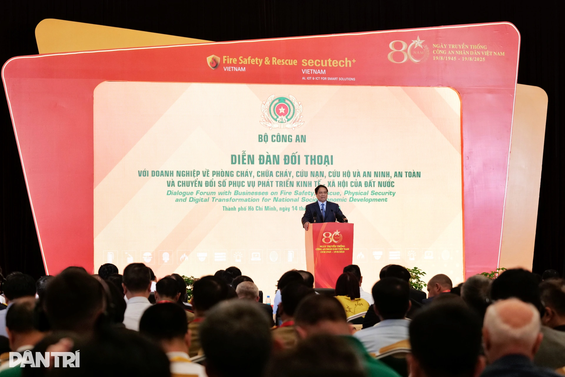Thủ tướng Phạm Minh Chính tham quan các gian hàng tại triển lãm.