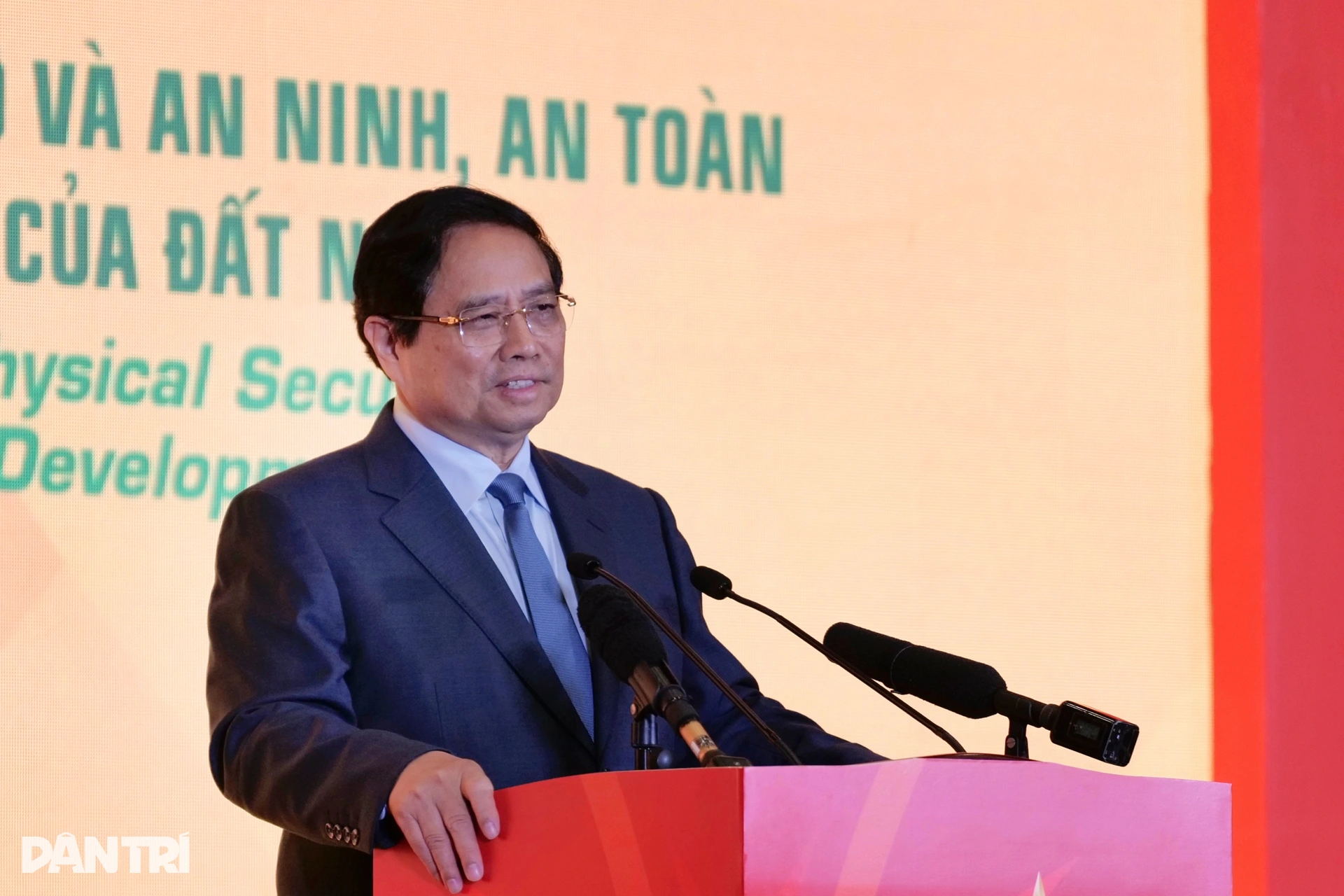 Thủ tướng tham quan gian hàng