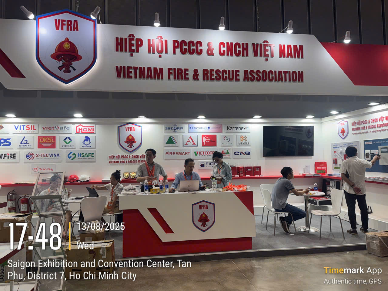 Trao đổi với khách hàng