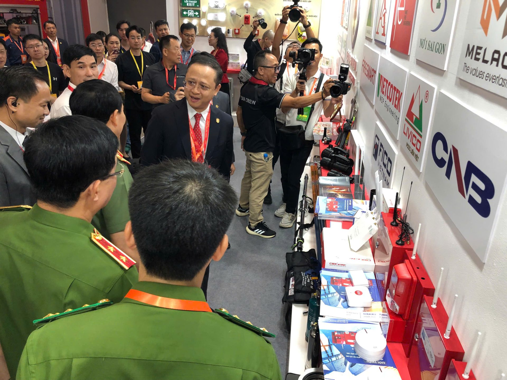 Khách tham quan tại gian hàng