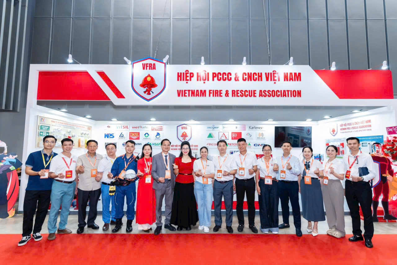 Khách tham quan trải nghiệm sản phẩm